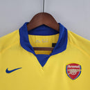 Camisola Arsenal Home 03/05 Retro com gola azul e logo do clube, ideal para fãs do Arsenal.