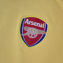 Emblema da camisola Arsenal Home 03/05 Retro, destacando a identidade do clube.