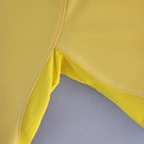 Detalhe da costura da camisola Arsenal Home 93/94 Retro em amarelo, destacando a malha respirável.