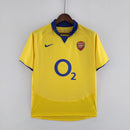 Camisola Arsenal Home 93/94 Retro em amarelo com detalhes em azul, símbolo do clube e patrocinador O2.