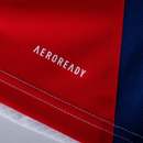 Detalhe da camiseta Arsenal home 24/25 com tecnologia AEROREADY em tecido vermelho.
