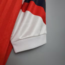 Manga da camisa Arsenal Home 92/93 Retro com detalhes em vermelho e branco, destacando o tecido suave.