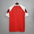 Camisa Arsenal Home 92/93 Retro na cor vermelha, vista das costas, disponível na Olympic Store.