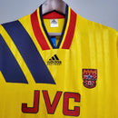 Camisa Arsenal Home 93/94 em destaque, com logo da Adidas e detalhes em vermelho e azul, disponível na Olympic Store.