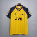 Camisa retro Arsenal 1988/1989 da loja olímpica, com detalhes em amarelo e azul, logo da Adidas e JVC.