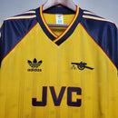Camisa retro Arsenal 1988/1989 da loja olímpica com detalhes da marca adidas e logotipo do Arsenal.