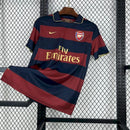Camisa Arsenal Third 07/08 exposta em prateleira, destacando detalhes da Bundesliga e estampas tradicionais.