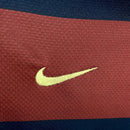 Detalhe do logo Nike em um modelo de camisa Arsenal Third 07/08 Retro Olympic Store.
