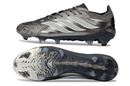 Chuteira Adidas Predator Elite FG 26 - "Finishers Steel" - Prateada em ângulo, mostrando design moderno e sola inovadora.