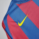 Camisa Barcelona Home 2006 Uefa Retro com detalhes em azul e vermelho e logotipo da Nike.