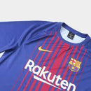 Camiseta Barcelona Retro 17/18 da loja olímpica, em azul e vermelho, com patrocínio da Rakuten.