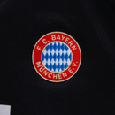 Logotipo bordado do Bayern München em uniforme de treino do F.C. Bayern.