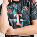 Camisa away Bayern München 24/25 com design moderno e logo do time, exibida por um modelo.