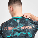 Camisa de treino do FC Bayern München, design moderno e detalhes em azul e rosa, perfeita para torcedores.