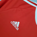 Detalhe da camiseta Bayern München Home 00/01 Retro com logo da adidas em destaque.