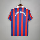 Camisa retrô do Bayern München, parte de trás, com listras vermelhas e azuis.