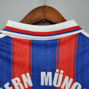 Camisa Bayern München Home 1995 Retro com detalhes em azul e vermelho.
