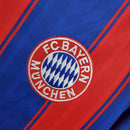 Logo do Bayern München em camisa retro de 1995, apresentando cores vermelha e azul.
