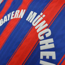 Camisa retro Bayern München 1995, com detalhes em vermelho e azul, mostrando o nome do time.
