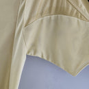 Detalhe da camisa retrô Bayern München Home 2004, destacando o tecido em malha e design clássico.