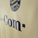 Camisa Bayern München Home 2004 Retro com detalhes em azul e logo do clube.