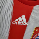 Detalhe da camisa Bayern München Home 2010 Retro com logo da Adidas em destaque.