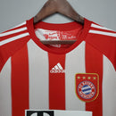 Camiseta Bayern München Home 2010 Retro com a logo do time e detalhes em vermelho e branco