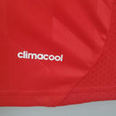 Bayern München Home 2013 Retro camiseta detail com tecnologia climacool em fundo vermelho.