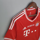 Camisa do Bayern München Home 2013 Retro, com detalhes do final da Wembley 2013 e logotipo Adidas.