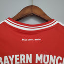 Detalhe da parte de trás da camisa Bayern München 2013, mostrando o lema 'Mia san mia'.