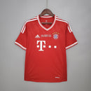 Camisa Bayern München Home 2013 Retro em vermelho com logotipo e detalhes em branco.