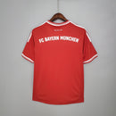 Camiseta retrô vermelha do Bayern München, com o logo FC BAYERN MUNICH na parte de trás.