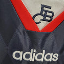Detalhe do uniforme Bayern München Home 97/98 Retro com logotipo Adidas e emblema do clube.