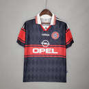 Camiseta Bayern München Home 97/98 Retro em destaque, com detalhes em vermelho e preto, da marca Adidas.