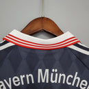 Gola da camisa Bayern München Home 97/98 Retro com detalhes vermelhos e brancos