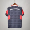 Camiseta Bayern München Home 97/98 Retro, vista traseira, com detalhes em vermelho e padrão de losangos.