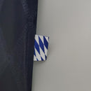 Detalhe da etiqueta do Bayern München Home 97/98 Retro, destacando o design clássico e as cores do time.