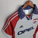 Camisa retro Bayern München 98/99 com detalhes em vermelho e azul, marca adidas e logo da Opel