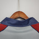 Gola da camisa Bayern München Home 98/99 Retro pendurada em cabide