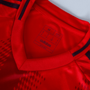 Detalhe do colarinho da camisa Bayern München 24/25, fabricada pela Adidas, cor vermelha.