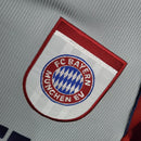 Logotipo FC Bayern München bordado na camisa 98/99 retro do Bayern München.