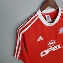 Camiseta de futebol Bayern München Home 00/01 Retro na cor vermelha com detalhes brancos e logotipo da Adidas.