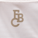 Detalhe do logo em tecido do Bayern München, modelo terceira camisa 24/25 da loja olímpica.