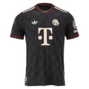 Camisa terceira Bayern München 25/26, estilo moderno, detalhes em preto e vermelho, logo da Adidas e patrocínios.