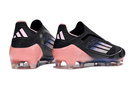 Chuteira Adidas F50 FG Preta e Azul com detalhes em rosa, ideal para desempenho em campo.