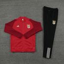 Benfica Fato de Treino c/ Casaco, conjunto de treino com casaco vermelho e calças pretas, estilo esportivo.