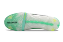 Chuteira Adidas Predator Elite FG 26 - Verde e Branca, vista inferior com sola texturizada e detalhes em verde