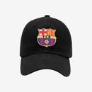 Boné Barcelona preto com emblema do FCB, disponível na Olympic Store para fãs de futebol.