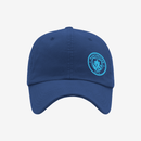 Boné Manchester City azul marinho com logotipo distintivo em destaque.