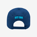 Boné Manchester City azul marinho com bordado CITY 1884 na parte de trás.